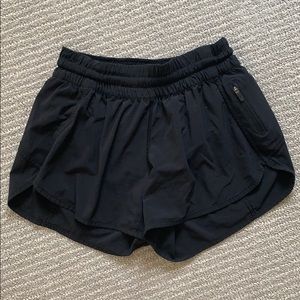 lululemon// tracker short 4”